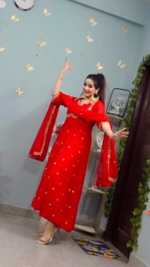 Aanchal Dhiman Instagram - 🔥 lga Rakhi 

#foryou #foryoupage #queen #like #likes #viral #support #insta #trend #tredingreels #song #suit #suits #red #kurti #instalike #likes