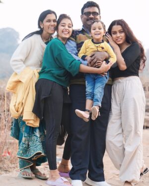 Aarohi Rawat Instagram - माता पिता को ख़ुश रखनें से बड़ा पुन्य: और कुछ नहीं♥️🙏🏻#faimly #faimlylove💖 #photo #photography #photographer