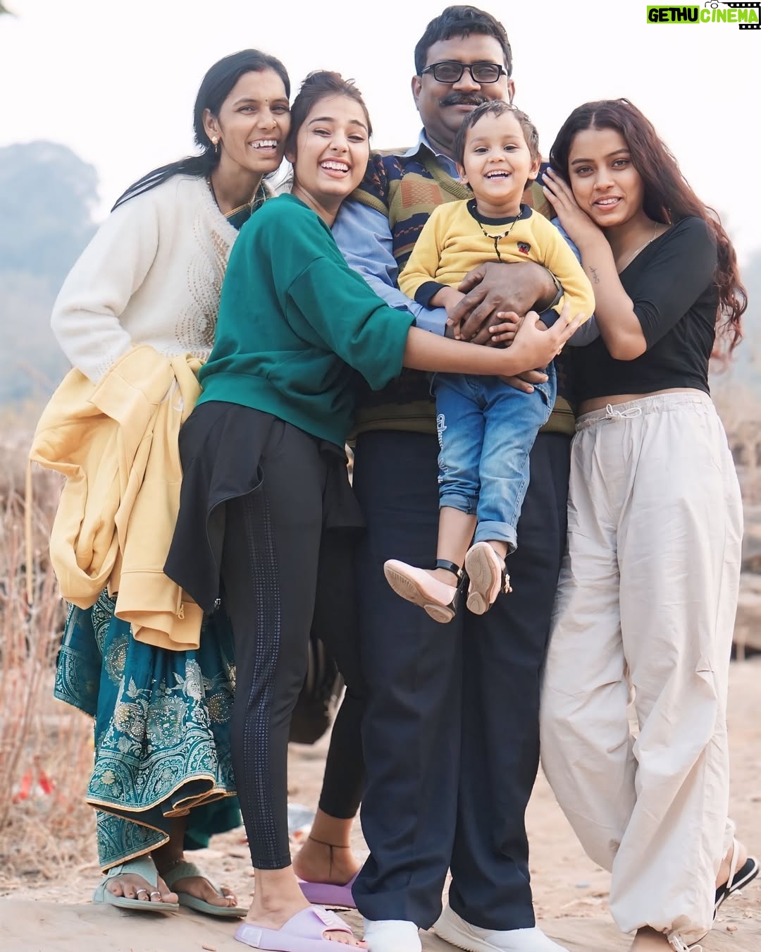 Aarohi Rawat - 25.6K Likes - माता पिता को ख़ुश रखनें से बड़ा पुन्य: और कुछ नहीं♥️🙏🏻#faimly #faimlylove💖 #photo #photography #photographer