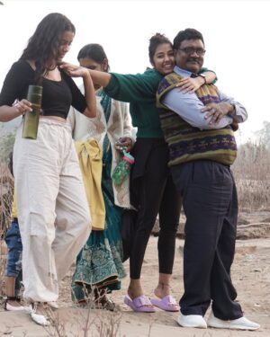Aarohi Rawat Instagram - माता पिता को ख़ुश रखनें से बड़ा पुन्य: और कुछ नहीं♥️🙏🏻#faimly #faimlylove💖 #photo #photography #photographer