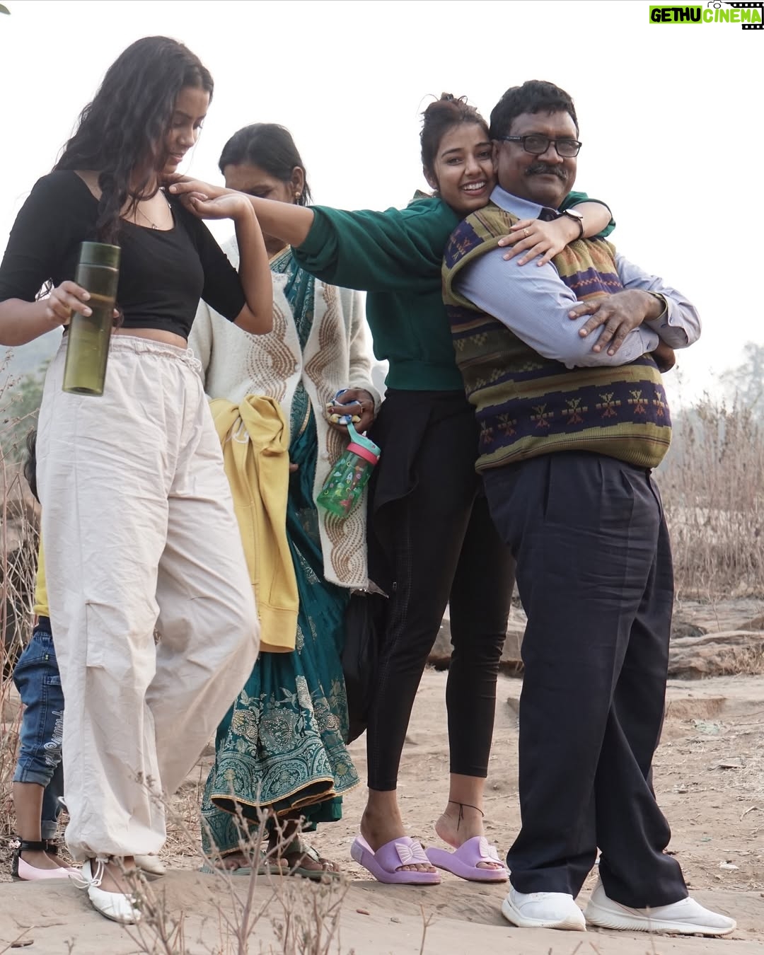 Aarohi Rawat - 25.6K Likes - माता पिता को ख़ुश रखनें से बड़ा पुन्य: और कुछ नहीं♥️🙏🏻#faimly #faimlylove💖 #photo #photography #photographer