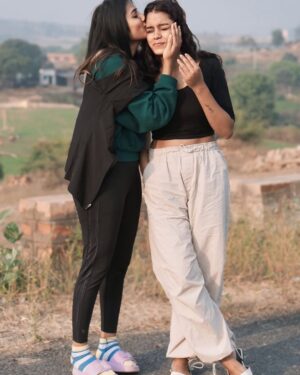 Aarohi Rawat Instagram - Wish you a very very happy birthday 🎂 🥳 kallu sach I’m so lucky because I have you 🫶🏻🥀#sisters #sister #sisterlove❤️ #photo #photography #photoshoot #photogram #photographers