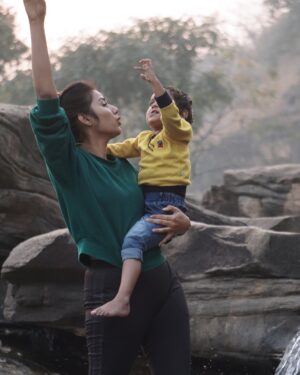 Aarohi Rawat Instagram - माता पिता को ख़ुश रखनें से बड़ा पुन्य: और कुछ नहीं♥️🙏🏻#faimly #faimlylove💖 #photo #photography #photographer