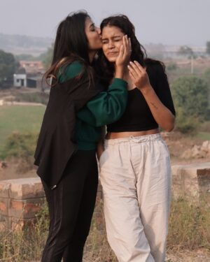 Aarohi Rawat Instagram - माता पिता को ख़ुश रखनें से बड़ा पुन्य: और कुछ नहीं♥️🙏🏻#faimly #faimlylove💖 #photo #photography #photographer