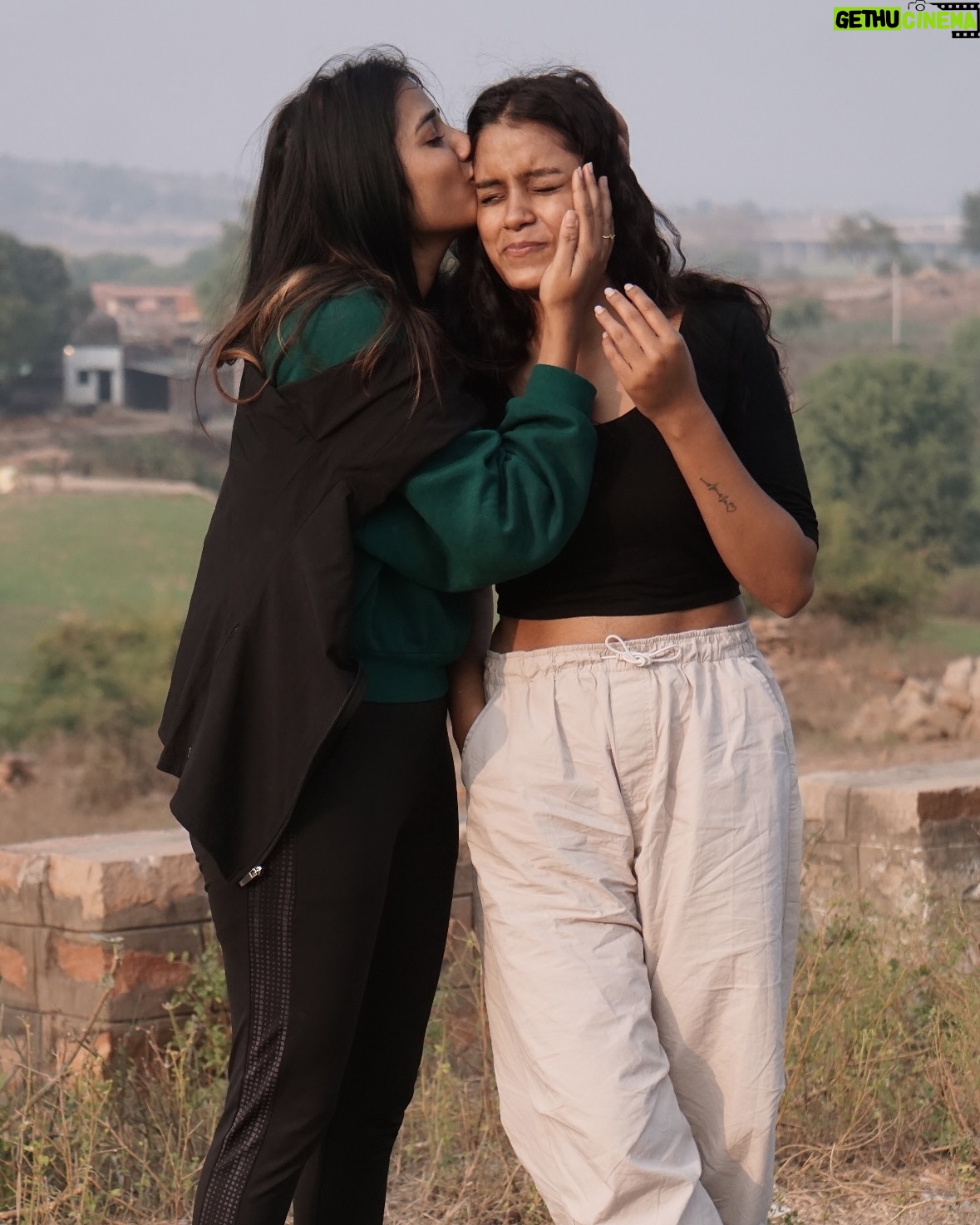 Aarohi Rawat - 25.6K Likes - माता पिता को ख़ुश रखनें से बड़ा पुन्य: और कुछ नहीं♥️🙏🏻#faimly #faimlylove💖 #photo #photography #photographer