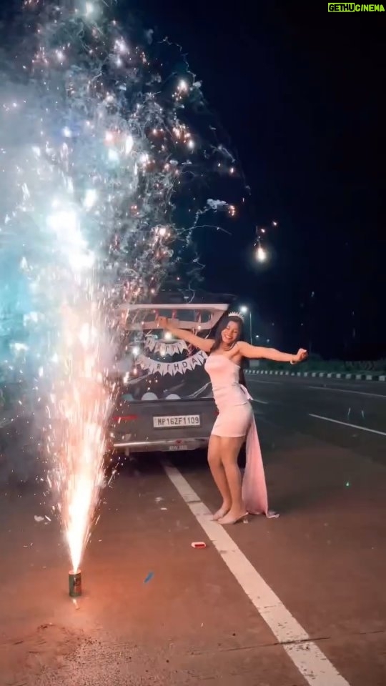 Aarti Sahu - 262.7K Likes - Birthday night 😍🎂✨
.
🎥 @lucky.soni_photography 

#happybirthday #reels #trending #smile #birthday