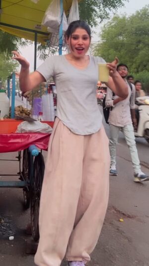Aarti Sahu Instagram - गन्ने का जूस आपके यहाँ कितने का मिलता हैं?😁