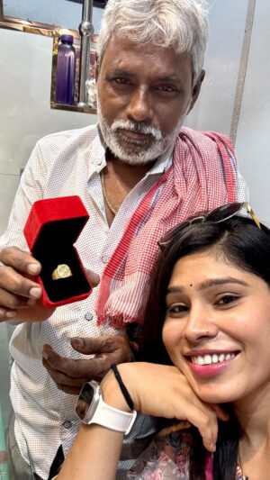 Aarti Sahu Instagram - पिता की दौलत नहीं, साया ही काफी है! 🥹Happy Father’s Day 🥰🌍 #reels #trending #fathersday #happyfathersday #smile