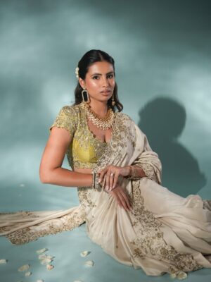 Aashna Hegde Instagram - nothing I would ever change about this look!!! 
from this being the first saree we saw, to the jewels & mogra in the hair @dollaypop brought all our ideas together so beautifully!!! I FELT SO BEAUTIFUL 🤍

Outfit: @mrunalinirao @amigos.rizwan 
Jewellery: @tribebyamrapali @elsolstrategicconsultants

Shot by: @shooby.mp4
Styled by: @dollaypop
Asst: @parisajnani @maanyasaigal 
Hair: @bridesbysampada 
Draped by: @drape_neha