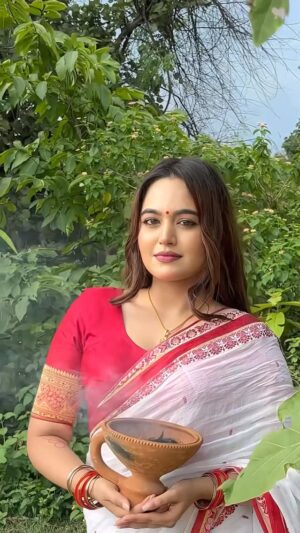 Aastha Sarkar Instagram - The wait, the devotion, the rhythm of dhak… Agamoni reminds us that Durga Puja is not just a festival, it’s an emotion🌸✨