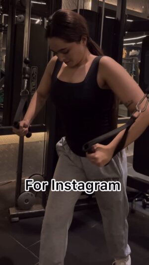 Aastha Sarkar Instagram - 🎥 What you see on Instagram: Perfect fitness reel.
What actually happens: 27 retakes, 3 “wait wait wait”, and 1 “acha light toh check kar lo!” 😂💪
At 90° Fitness, fun is always welcome —
but building muscle is what we’re known for. 💯🔥
Presenting the behind-the-scenes madness ft. our powerhouse — @aastha
One reel, unlimited fun… and yes, those reps still count! 😎
💥 Fitness meets Filmy
🎬 Content meets Cardio
Only at 90° Fitness — where reels are shot and results are built. 😉
#90DegreeFitness #ReelWaliWorkout #AasthaAt90Degree #FunAndFitness #MusclesAndMadness #InstaVsReality #fitnesswithpurpose