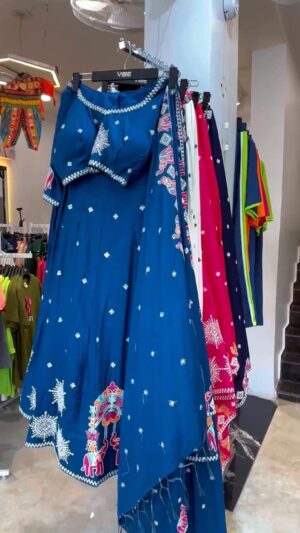 Aastha Sarkar Instagram - Aarti Boutique & VIBE brings to you their exclusive Garba Collection! 💃🕺
From group dresses, couple outfits, heavy attires to simple & elegant looks with jewelry – we’ve got it all! ✨
And the best part? You can rent or buy your perfect festive fit.