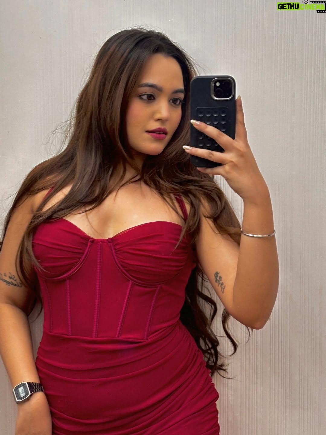 Aastha Sarkar - 3 Likes - Curves, confidence and a little chaos❤️‍🔥
Outfit- @drip_theory.co