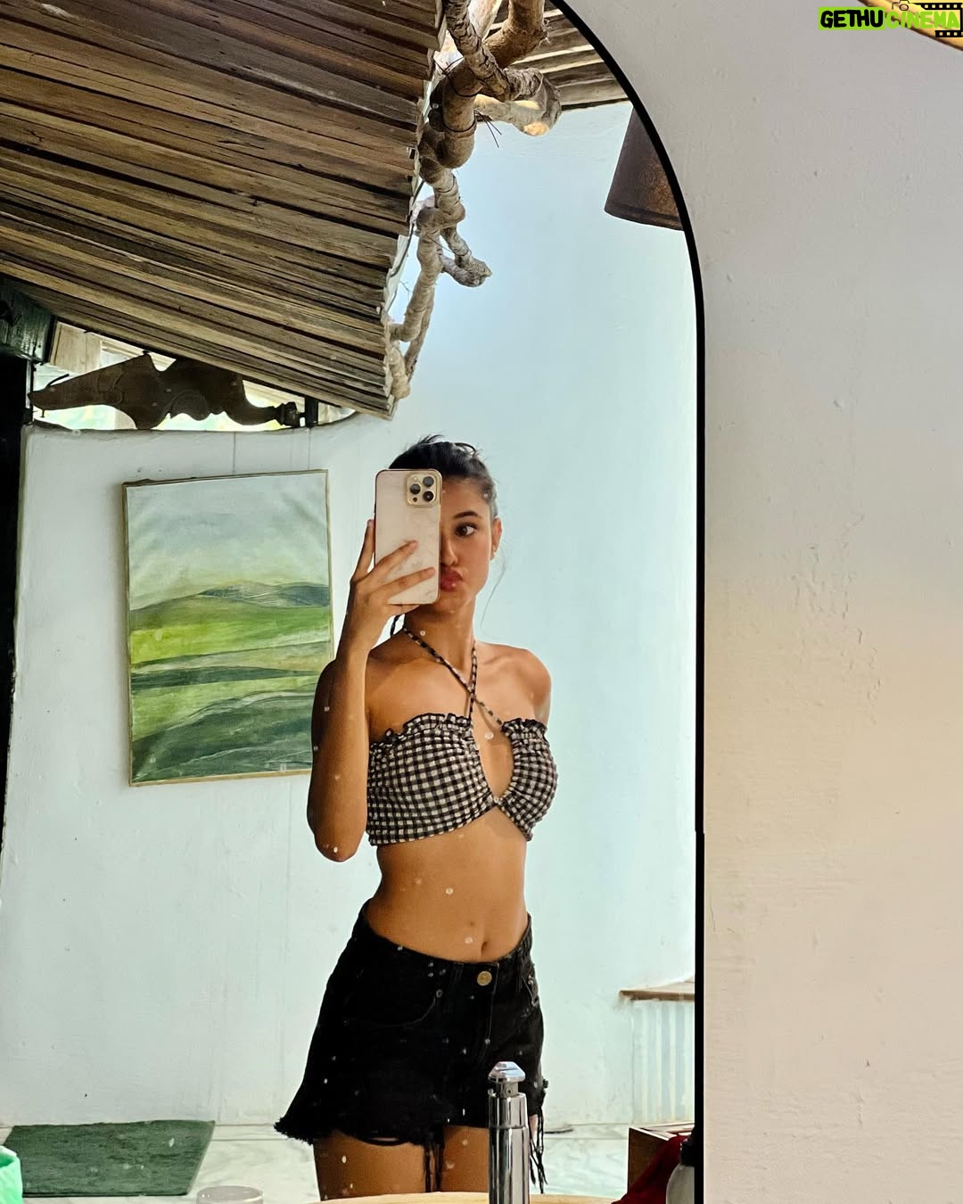 Aayushi Verma - 225.4K Likes - my camera roll never sleeps 🌾🌸🌊🍃✨
.
📍- @project_karjat