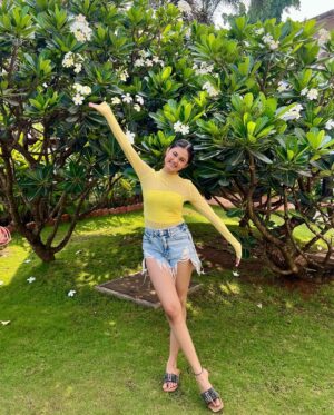 Aayushi Verma Instagram - Latelyyy🌊🐚🧜♀️🏝️🌸