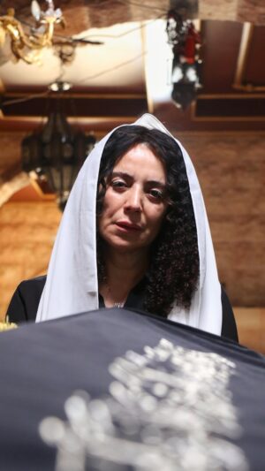 Abeer Shams Al-Deen Instagram - مافي شي بوجع الأم وبيحرقلا قلبا أكتر من انها تخسر ضناها وتحمل كفنه بايديها
فكيف اذا كان مظلوم؟!

ومن بعد هاللحظة.. الفرح بينخطف وللصبر ما عاد في مطرح.. وبدال الآه بصير في ألف ااااه وااه

بكينا بالكواليس نحنا وعم نصور هالمشهد القاسي قد ما بكيتوا انتو وعم تحضروه .. سامحونااا

#قطع_وريد #شكران_مرتجى #أنس_طيارة #باسم_ياخور #تامر_اسحاق

كلمات الاغنية @mahmmoudidrees 

غناء:  @ronanofal_official