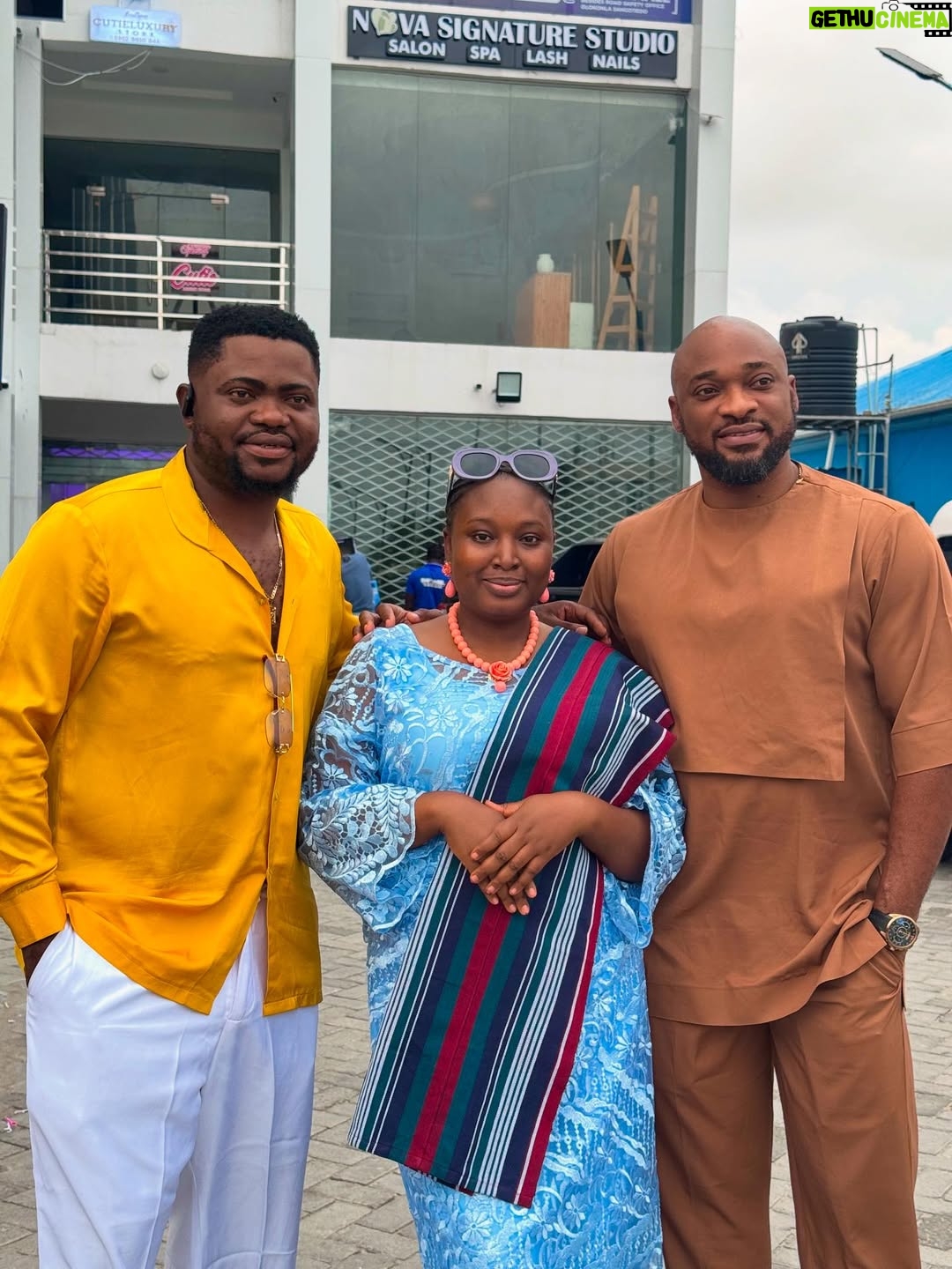 Adebimpe Oyebade - 15.5K Likes - Out here cooking with @dezathegreat for @dezathegreattv ✨
All I can say is SOMETHING yummy and delicious is cooking , you will be wowed 🤩

Directed by the amazing @barnabasbenjaminofficial 

Shot by @odun_straightshot team