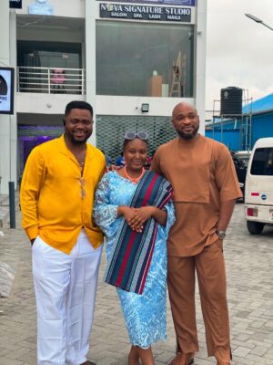 Adebimpe Oyebade Instagram - Out here cooking with @dezathegreat for @dezathegreattv ✨
All I can say is SOMETHING yummy and delicious is cooking , you will be wowed 🤩
Directed by the amazing @barnabasbenjaminofficial
Shot by @odun_straightshot team
