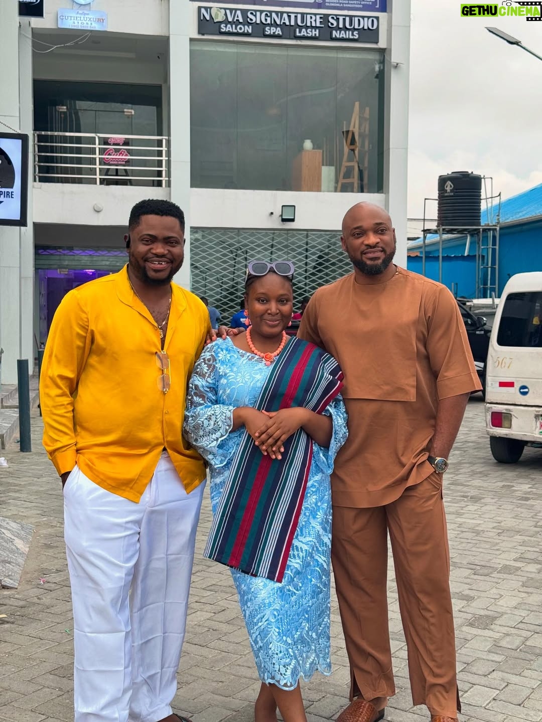 Adebimpe Oyebade - 15.5K Likes - Out here cooking with @dezathegreat for @dezathegreattv ✨
All I can say is SOMETHING yummy and delicious is cooking , you will be wowed 🤩

Directed by the amazing @barnabasbenjaminofficial 

Shot by @odun_straightshot team
