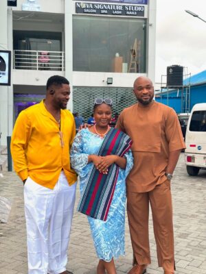 Adebimpe Oyebade Instagram - Out here cooking with @dezathegreat for @dezathegreattv ✨
All I can say is SOMETHING yummy and delicious is cooking , you will be wowed 🤩
Directed by the amazing @barnabasbenjaminofficial
Shot by @odun_straightshot team