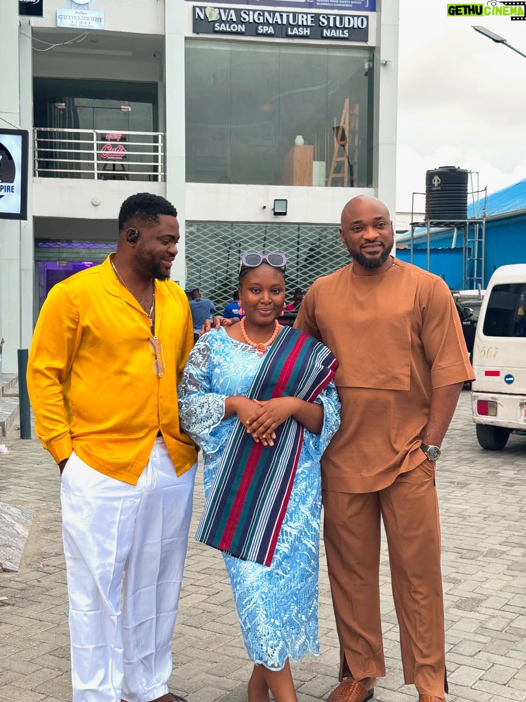 Adebimpe Oyebade - 15.5K Likes - Out here cooking with @dezathegreat for @dezathegreattv ✨
All I can say is SOMETHING yummy and delicious is cooking , you will be wowed 🤩

Directed by the amazing @barnabasbenjaminofficial 

Shot by @odun_straightshot team