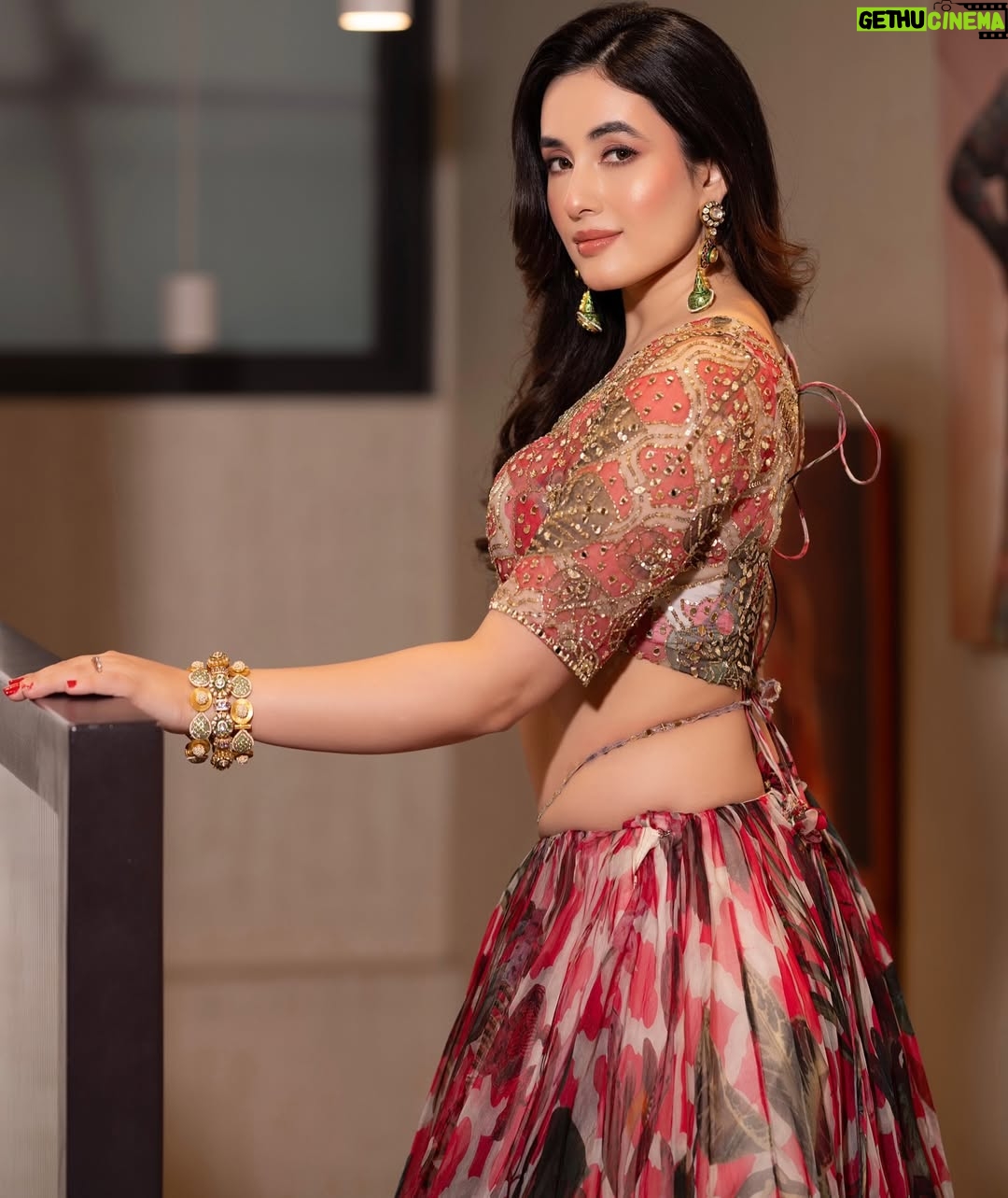 Aditi Budhathoki - 87.9K Likes - 💫🌟
Makeup & Hair:- @afreen_makeupartist 
Outfit: @mahimamahajanofficial 
Shot by: @kakali_das_photography 
Styled by: @styled_bytan 
Jewellery: @mkjewels_india 
Location: @perniaspopupshop