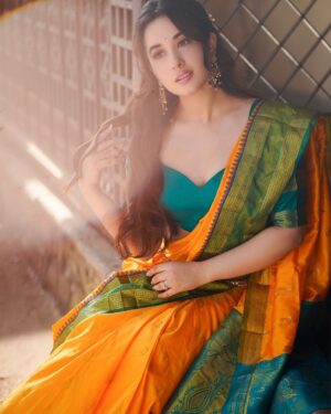 Aditi Budhathoki Instagram - Nari in saree 🕊️🕊️🕊️
📸 @pixelpassionfotography
Mua : @sunnyroyy_official