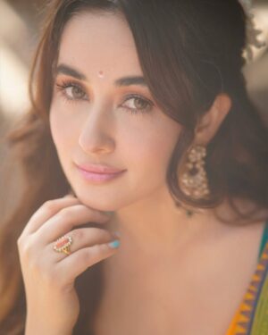 Aditi Budhathoki Instagram - Nari in saree 🕊️🕊️🕊️
📸 @pixelpassionfotography
Mua : @sunnyroyy_official