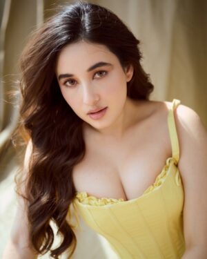 Aditi Budhathoki Instagram - I find my happiness where the sun shines ☀️
Shot by : @deepak_das_photography
Mua: @sunnyroyy_official
@deekad_creations
Outfit: @houseofcb