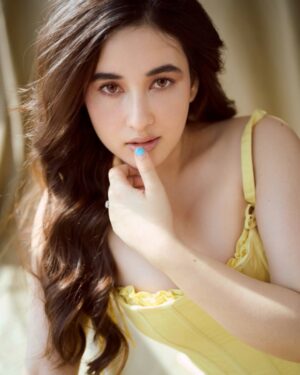 Aditi Budhathoki Instagram - I find my happiness where the sun shines ☀️
Shot by : @deepak_das_photography
Mua: @sunnyroyy_official
@deekad_creations
Outfit: @houseofcb