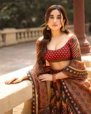 Aditi Budhathoki Instagram - ♥️
📸 @theabhivalera
Outfit: @falgunishanepeacockindia
Mua: @sunnyroyy_official