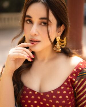 Aditi Budhathoki Instagram - ♥️
📸 @theabhivalera
Outfit: @falgunishanepeacockindia
Mua: @sunnyroyy_official