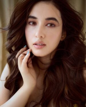 Aditi Budhathoki Instagram - I find my happiness where the sun shines ☀️
Shot by : @deepak_das_photography
Mua: @sunnyroyy_official
@deekad_creations
Outfit: @houseofcb
