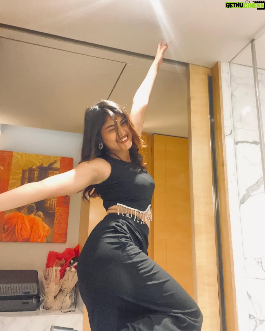 Aditi Tripathi - 98.4K Likes - Black 🖤 @iaditipandit 
.
.
#aditipandit #newpost #blackdress