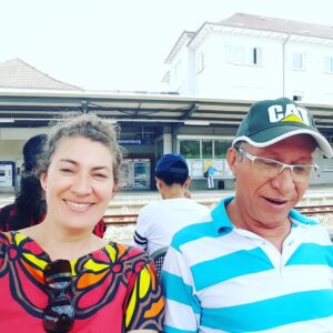 Adriana Arango Instagram - #TBT con mi cuñado. Perdidos en la Alemania profunda...sin saber nada de alemán... muertos de risa y sorprendidos de la amabilidad de los alemanes...no sabemos como, entre todos nos guiaron y dormimos tranquilos en la casa. Fue un gran dia😍❤