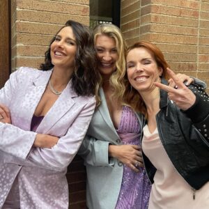 Adriana Arango Instagram - Violeta, Genoveva y Ana. 
Anoche esta tres mujeres pusieron sobre la mesa temas cercanos y sufridos por muchas.
La necesidad de reconocerse como mujer con el derecho de ser feliz más allá de su rol de esposa y madre, el duelo que se atraviesa al pasar por una mastectomía y el golpe de realidad que se sufre al aceptar que los años llegan de la mano del rótulo “vejez”.
El viaje por la vida es muy distinto cuando se es mujer. Además de la carga hormonal, tenemos mil crisis inherentes a nuestro genero que debemos atravesar. Unas llegan con los genes, otras en bandeja de plata de parte de la sociedad como regalo de bienvenida al mundo y otras las heredamos de nuestra linda familia que siempre quiere lo mejor pero no siempre sabe cómo lograrlo.
Sea cual sea la situación, estos altibajos siempre serán más llevaderos de la mano de las amigas.
Cuídense y cultiven sus relaciones. Las amigas son las hermanas que elegimos. 

Gracias @jromerohenriquez y @gilma.p por ver la importancia de hablar sobre estos temas en la televisión. Gracias @canalrcn por abrir el espacio. Gracias @adrianaarango y @adrianaromeroh por ser las mejores compañeras para contar estas historias y gracias a ustedes por escuchar e incluirlas en sus conversaciones diarias desde que empezó Ana de Nadie.
La televisión no solo está para entretener. Tiene aun más valor cuando además, invita a la reflexión.

#anadenadie #sororidad #amigas #friends #crisis #sejuela #50yfabulosa #mosqueteras
