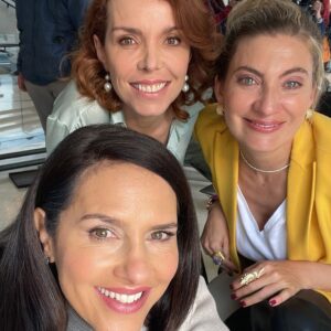 Adriana Arango Instagram - Violeta, Genoveva y Ana. 
Anoche esta tres mujeres pusieron sobre la mesa temas cercanos y sufridos por muchas.
La necesidad de reconocerse como mujer con el derecho de ser feliz más allá de su rol de esposa y madre, el duelo que se atraviesa al pasar por una mastectomía y el golpe de realidad que se sufre al aceptar que los años llegan de la mano del rótulo “vejez”.
El viaje por la vida es muy distinto cuando se es mujer. Además de la carga hormonal, tenemos mil crisis inherentes a nuestro genero que debemos atravesar. Unas llegan con los genes, otras en bandeja de plata de parte de la sociedad como regalo de bienvenida al mundo y otras las heredamos de nuestra linda familia que siempre quiere lo mejor pero no siempre sabe cómo lograrlo.
Sea cual sea la situación, estos altibajos siempre serán más llevaderos de la mano de las amigas.
Cuídense y cultiven sus relaciones. Las amigas son las hermanas que elegimos. 

Gracias @jromerohenriquez y @gilma.p por ver la importancia de hablar sobre estos temas en la televisión. Gracias @canalrcn por abrir el espacio. Gracias @adrianaarango y @adrianaromeroh por ser las mejores compañeras para contar estas historias y gracias a ustedes por escuchar e incluirlas en sus conversaciones diarias desde que empezó Ana de Nadie.
La televisión no solo está para entretener. Tiene aun más valor cuando además, invita a la reflexión.

#anadenadie #sororidad #amigas #friends #crisis #sejuela #50yfabulosa #mosqueteras