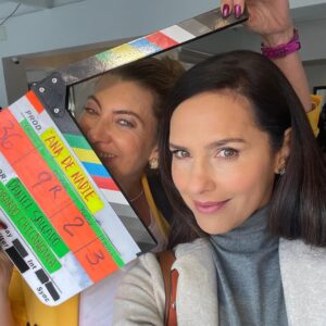 Adriana Arango Instagram - Violeta, Genoveva y Ana. 
Anoche esta tres mujeres pusieron sobre la mesa temas cercanos y sufridos por muchas.
La necesidad de reconocerse como mujer con el derecho de ser feliz más allá de su rol de esposa y madre, el duelo que se atraviesa al pasar por una mastectomía y el golpe de realidad que se sufre al aceptar que los años llegan de la mano del rótulo “vejez”.
El viaje por la vida es muy distinto cuando se es mujer. Además de la carga hormonal, tenemos mil crisis inherentes a nuestro genero que debemos atravesar. Unas llegan con los genes, otras en bandeja de plata de parte de la sociedad como regalo de bienvenida al mundo y otras las heredamos de nuestra linda familia que siempre quiere lo mejor pero no siempre sabe cómo lograrlo.
Sea cual sea la situación, estos altibajos siempre serán más llevaderos de la mano de las amigas.
Cuídense y cultiven sus relaciones. Las amigas son las hermanas que elegimos. 

Gracias @jromerohenriquez y @gilma.p por ver la importancia de hablar sobre estos temas en la televisión. Gracias @canalrcn por abrir el espacio. Gracias @adrianaarango y @adrianaromeroh por ser las mejores compañeras para contar estas historias y gracias a ustedes por escuchar e incluirlas en sus conversaciones diarias desde que empezó Ana de Nadie.
La televisión no solo está para entretener. Tiene aun más valor cuando además, invita a la reflexión.

#anadenadie #sororidad #amigas #friends #crisis #sejuela #50yfabulosa #mosqueteras