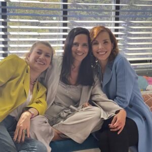 Adriana Arango Instagram - Violeta, Genoveva y Ana. 
Anoche esta tres mujeres pusieron sobre la mesa temas cercanos y sufridos por muchas.
La necesidad de reconocerse como mujer con el derecho de ser feliz más allá de su rol de esposa y madre, el duelo que se atraviesa al pasar por una mastectomía y el golpe de realidad que se sufre al aceptar que los años llegan de la mano del rótulo “vejez”.
El viaje por la vida es muy distinto cuando se es mujer. Además de la carga hormonal, tenemos mil crisis inherentes a nuestro genero que debemos atravesar. Unas llegan con los genes, otras en bandeja de plata de parte de la sociedad como regalo de bienvenida al mundo y otras las heredamos de nuestra linda familia que siempre quiere lo mejor pero no siempre sabe cómo lograrlo.
Sea cual sea la situación, estos altibajos siempre serán más llevaderos de la mano de las amigas.
Cuídense y cultiven sus relaciones. Las amigas son las hermanas que elegimos. 

Gracias @jromerohenriquez y @gilma.p por ver la importancia de hablar sobre estos temas en la televisión. Gracias @canalrcn por abrir el espacio. Gracias @adrianaarango y @adrianaromeroh por ser las mejores compañeras para contar estas historias y gracias a ustedes por escuchar e incluirlas en sus conversaciones diarias desde que empezó Ana de Nadie.
La televisión no solo está para entretener. Tiene aun más valor cuando además, invita a la reflexión.

#anadenadie #sororidad #amigas #friends #crisis #sejuela #50yfabulosa #mosqueteras