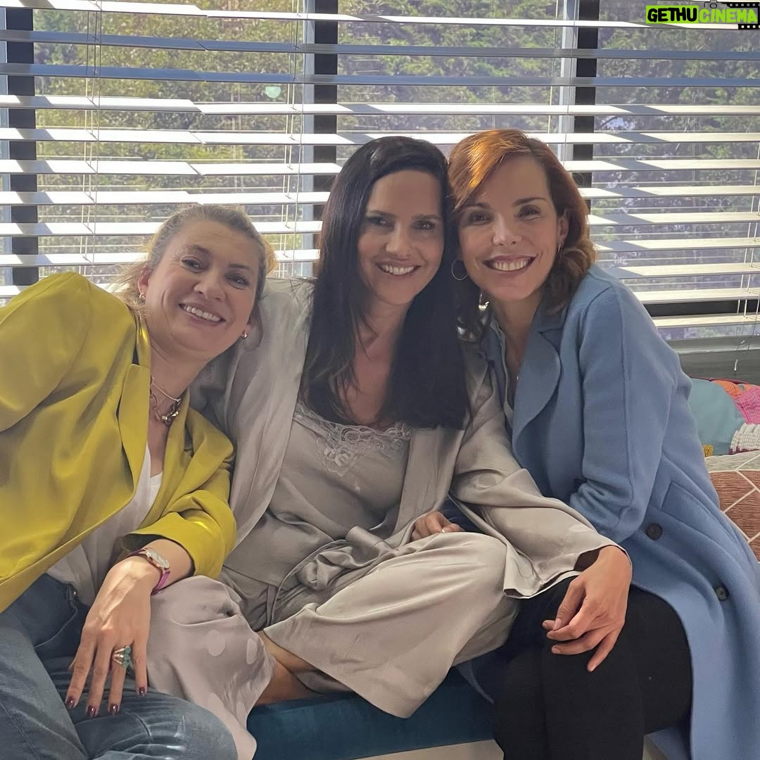 Adriana Arango - 61.2K Likes - Violeta, Genoveva y Ana. 
Anoche esta tres mujeres pusieron sobre la mesa temas cercanos y sufridos por muchas.
La necesidad de reconocerse como mujer con el derecho de ser feliz más allá de su rol de esposa y madre, el duelo que se atraviesa al pasar por una mastectomía y el golpe de realidad que se sufre al aceptar que los años llegan de la mano del rótulo “vejez”.
El viaje por la vida es muy distinto cuando se es mujer. Además de la carga hormonal, tenemos mil crisis inherentes a nuestro genero que debemos atravesar. Unas llegan con los genes, otras en bandeja de plata de parte de la sociedad como regalo de bienvenida al mundo y otras las heredamos de nuestra linda familia que siempre quiere lo mejor pero no siempre sabe cómo lograrlo.
Sea cual sea la situación, estos altibajos siempre serán más llevaderos de la mano de las amigas.
Cuídense y cultiven sus relaciones. Las amigas son las hermanas que elegimos. 

Gracias @jromerohenriquez y @gilma.p por ver la importancia de hablar sobre estos temas en la televisión. Gracias @canalrcn por abrir el espacio. Gracias @adrianaarango y @adrianaromeroh por ser las mejores compañeras para contar estas historias y gracias a ustedes por escuchar e incluirlas en sus conversaciones diarias desde que empezó Ana de Nadie.
La televisión no solo está para entretener. Tiene aun más valor cuando además, invita a la reflexión.

#anadenadie #sororidad #amigas #friends #crisis #sejuela #50yfabulosa #mosqueteras