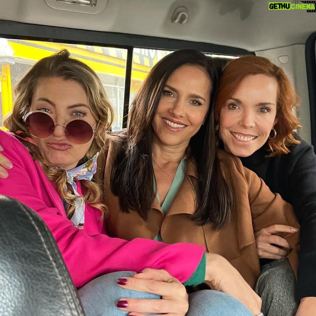 Adriana Arango - 61.2K Likes - Violeta, Genoveva y Ana. 
Anoche esta tres mujeres pusieron sobre la mesa temas cercanos y sufridos por muchas.
La necesidad de reconocerse como mujer con el derecho de ser feliz más allá de su rol de esposa y madre, el duelo que se atraviesa al pasar por una mastectomía y el golpe de realidad que se sufre al aceptar que los años llegan de la mano del rótulo “vejez”.
El viaje por la vida es muy distinto cuando se es mujer. Además de la carga hormonal, tenemos mil crisis inherentes a nuestro genero que debemos atravesar. Unas llegan con los genes, otras en bandeja de plata de parte de la sociedad como regalo de bienvenida al mundo y otras las heredamos de nuestra linda familia que siempre quiere lo mejor pero no siempre sabe cómo lograrlo.
Sea cual sea la situación, estos altibajos siempre serán más llevaderos de la mano de las amigas.
Cuídense y cultiven sus relaciones. Las amigas son las hermanas que elegimos. 

Gracias @jromerohenriquez y @gilma.p por ver la importancia de hablar sobre estos temas en la televisión. Gracias @canalrcn por abrir el espacio. Gracias @adrianaarango y @adrianaromeroh por ser las mejores compañeras para contar estas historias y gracias a ustedes por escuchar e incluirlas en sus conversaciones diarias desde que empezó Ana de Nadie.
La televisión no solo está para entretener. Tiene aun más valor cuando además, invita a la reflexión.

#anadenadie #sororidad #amigas #friends #crisis #sejuela #50yfabulosa #mosqueteras