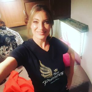 Adriana Arango Instagram - Hoy estreno de #lareinadelflow #lareibadelflow2 Con la camiseta puesta. Que dicha!!!! @caracoltv