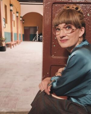 Adriana Arango Instagram - Ya casiiiii! El 10 de julio en #netflix y la profe Alicia ya está lista!