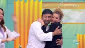 Adriana Arango Instagram - 🛀 Ustedes lo pidieron 🤩🥹 @adrianaarango y @andrestoro1 se reencontraron en nuestro set después de interpretar sus famosos personajes en #AnaDeNadie 📺 

El actor sorprendió a su colega y amiga en nuestra tina 🤩😍 ¿Qué les pareció? 👇🏽