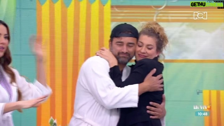 Adriana Arango - 5.9K Likes - 🛀 Ustedes lo pidieron 🤩🥹 @adrianaarango y @andrestoro1 se reencontraron en nuestro set después de interpretar sus famosos personajes en #AnaDeNadie 📺 

El actor sorprendió a su colega y amiga en nuestra tina 🤩😍 ¿Qué les pareció? 👇🏽