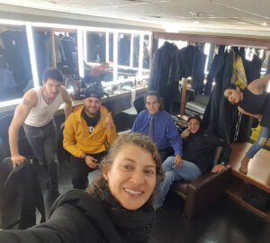 Adriana Arango Instagram - La felicidad del camerino es uno de nuestros mayores tesoros. Estamos en nuestra cuarta temporada.😍 disfrutando de un equipazo del que me siento profundamente orgullosa (falta la mitad en esta foto)  #ladamadenegrocolombia #felicidad #compañerosdebatallas 
@ladamadenegroco