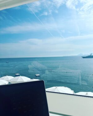 Adriana Ferreyr Instagram - Tough day at the office Dia difícil no escritório