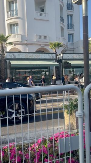 Adriana Ferreyr Instagram - In line for the red carpet. Na fila para o tapete vermelho.