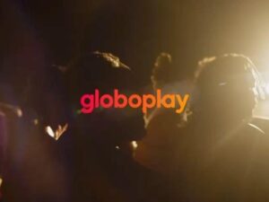 Adriana Ferreyr Instagram - 🎬 Nova Série Imperdível! 🌟 Acabei de assistir a série “Resistência Negra” e preciso compartilhar com todos vocês! 👀🔥 Apresentada por Larissa Luz e Djonga, essa produção original do Globoplay é um mergulho profundo na história dos movimentos negros no Brasil.
Desde as primeiras revoltas anti-escravocratas no Brasil Colônia até a aprovação da Lei de Cotas Raciais, a série proporciona uma visão incrível dos eventos que moldaram a trajetória do povo negro em nosso país. 📜💪 O Prof. Dr. Babalawô Ivanir dos Santos @ivanirdossantos.rio reuniu as vozes mais influentes e as mentes brilhantes dos movimentos negros para criar uma narrativa envolvente e educativa.
Não percam a chance de se informar, refletir e se emocionar com essa série que está dando o que falar! 🗣️✨ Marquem na agenda, chamem os amigos e familiares, e preparem-se para uma experiência única de conhecimento e conscientização.
Disponível agora no #Globoplay. Não percam! 🍿📺 #ResistênciaNegra #SérieImperdível #HistóriaQueInspira #históriaafrobrasileira