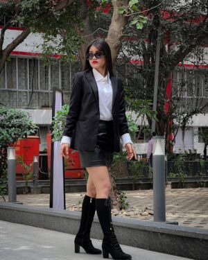 Afsana Instagram - Dress like you're already famous 🖤

.
.
#explore #blackoutfit #instagram #attitude #fashionstyle